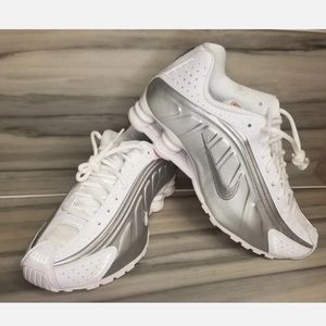 NIKE SHOX R4 MEN'S SIZE 8.5 NEW With DEFECTS in Box